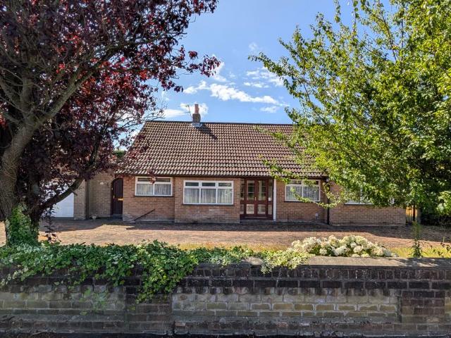 Moss Lane, Liverpool L31, 3 bed detached bungalow to rent, £1,500 pcm | PrimeLocation