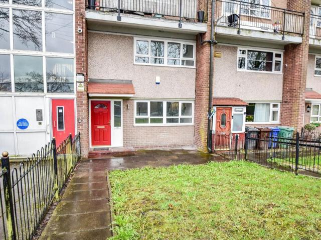 Moss Lane, Whitefield, M45 2 bed maisonette to rent £925 pcm £213 pw