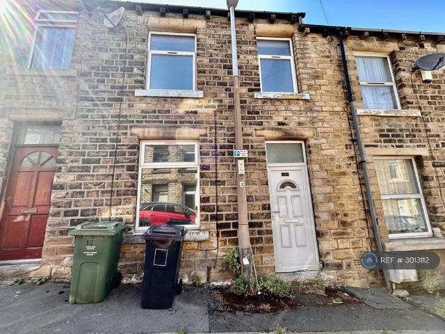 Moss Street, Huddersfield, HD4 2 bed terraced house to rent £750 pcm £173 pw