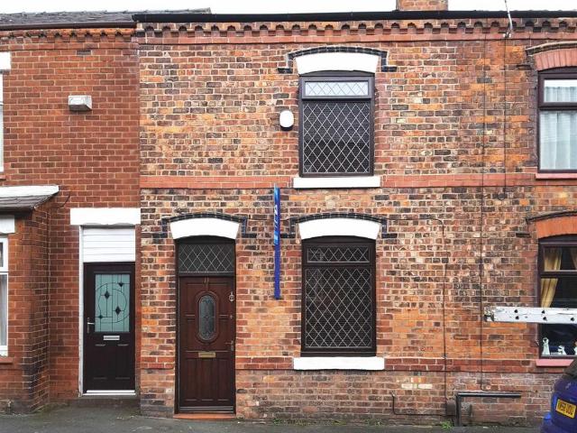 Moss Street, Springfield, Wigan, WN6 7LX 2 bed terraced house to rent £875 pcm £202 pw