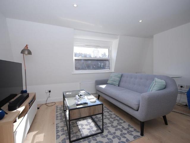 Mossbury Road, London SW11 1 bed flat to rent £2,000 pcm £462 pw