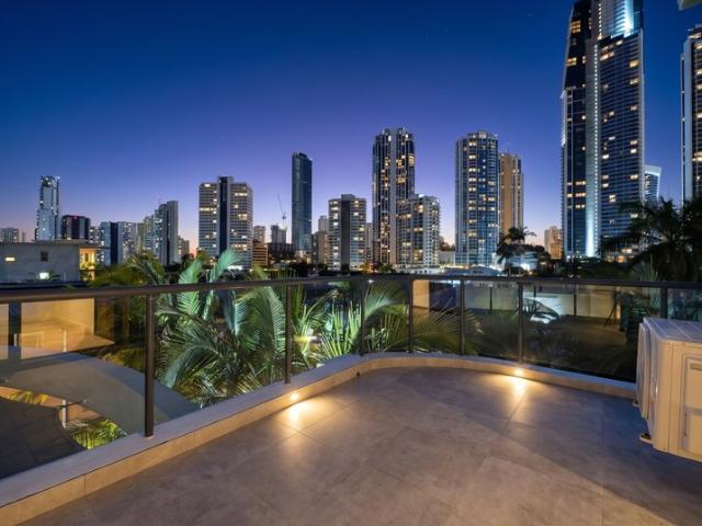 Chevron Island |Two Level House Sized 152m² Residence | River & Skyline Views