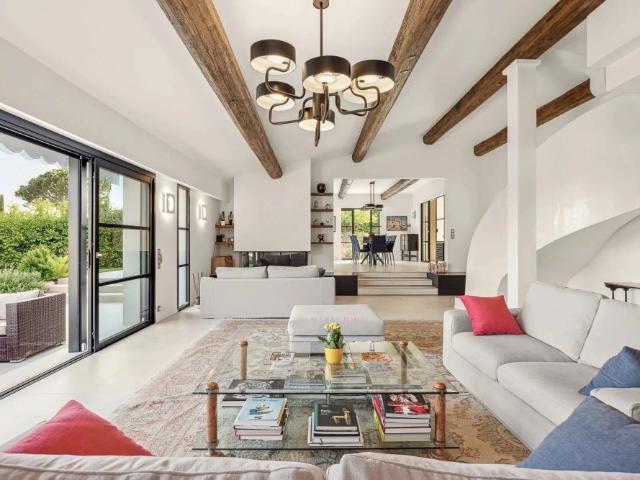 MOUGINS Magnifique villa contemporaine vue mer