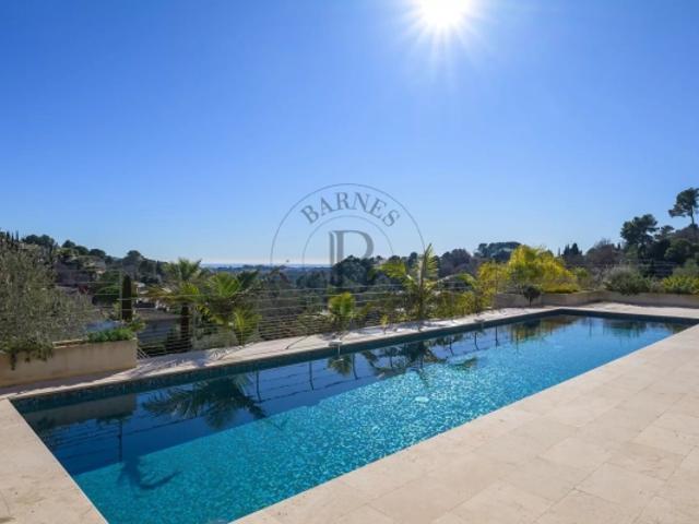 MOUGINS – MAISON DE VILLE MODERNE AVEC VUE MER – À PIED DES COMMERCES