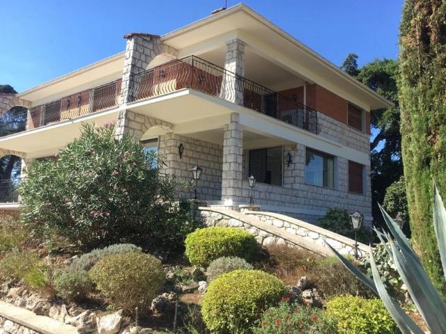 MOUGINS BELLE VILLA 9 PIÈCES A LOUER MEUBLÉ LONGUE DURÉE DOMAINE FERMÉ