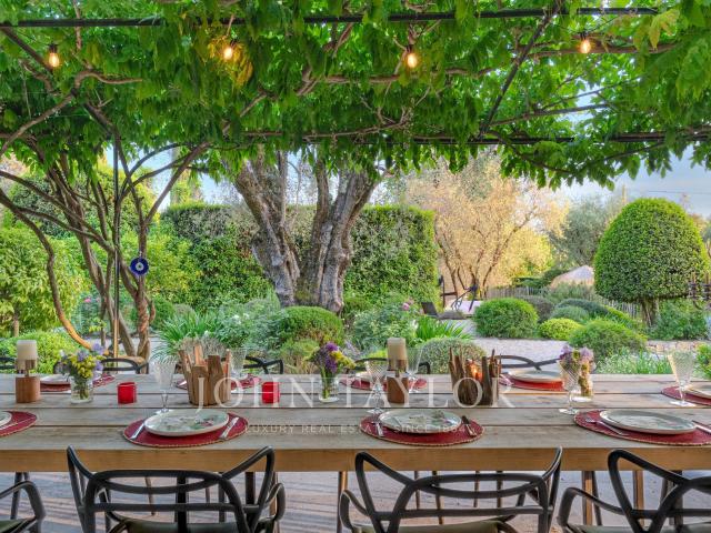 Mougins Exclusivité: Magnifique mas en pierre Domaine fermé