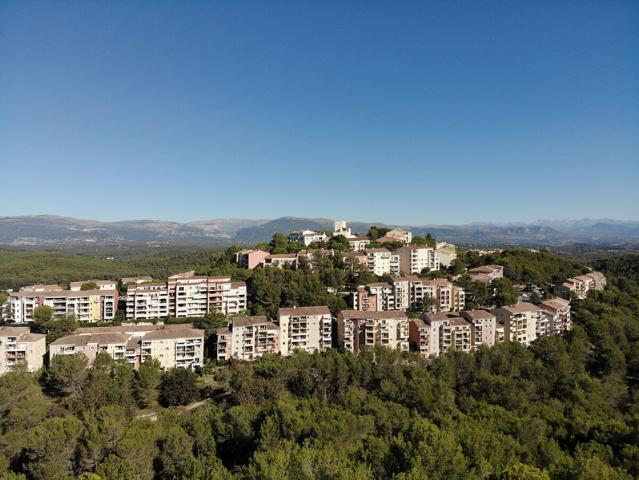Mougins le Haut. 2 pièces avec terrasse, cave et garage. Vendu loué
