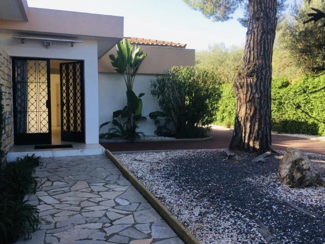 MOUGINS LOCATION BELLE CONTEMPORAINE LD 4500€/MOIS PROCHE DU VIEUX VILLAGE