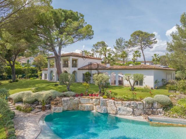 Mougins – Villa Avec Piscine Lagon, Piscine Intérieure Et Te. 700m² Mougins