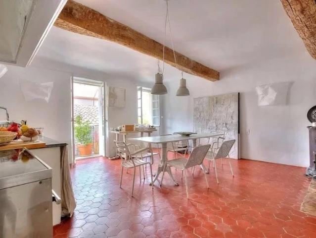 Mougins Vieux Village appartement trois pièces avec balcon