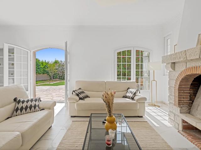 MOUGINS – VILLA AVEC PISCINE & TENNIS PRIVÉ