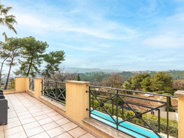 MOUGINS VILLA CALIFORNIENNE