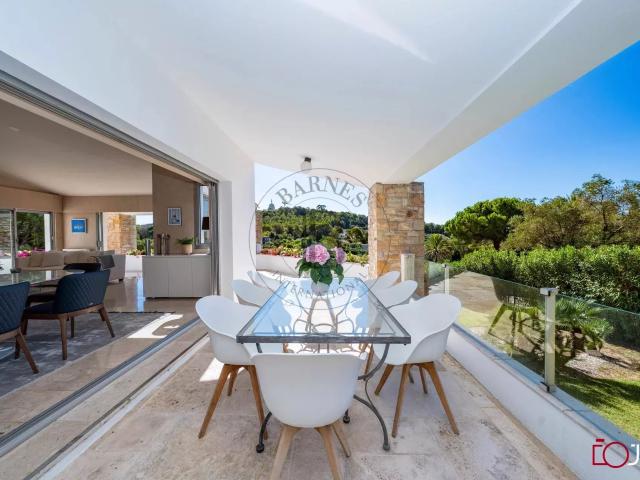MOUGINS VILLA DANS DOMAINE PRIVE PISCINE ET TENNIS
