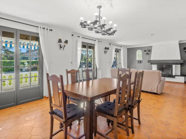 Mougins: Villa 4 Ch Piscine Et Magnifique Terrain Paysagé 150m² Mougins