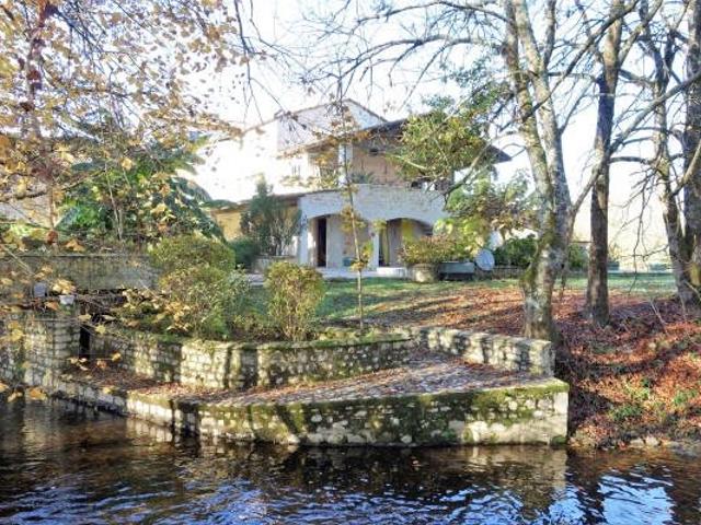 Moulin Autonome en Energie Renouvelable – Revenu Charente 296m² Vouthon