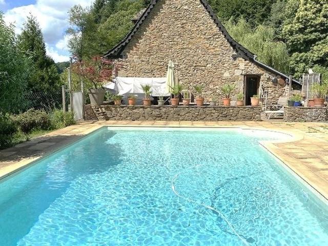RARE: Moulin auvergnat authentique au bord d'un ruisseau