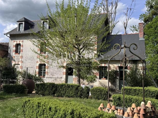 Très beau moulin dans un cadre champêtre avec 4.25 hectares. 475m² Saumur