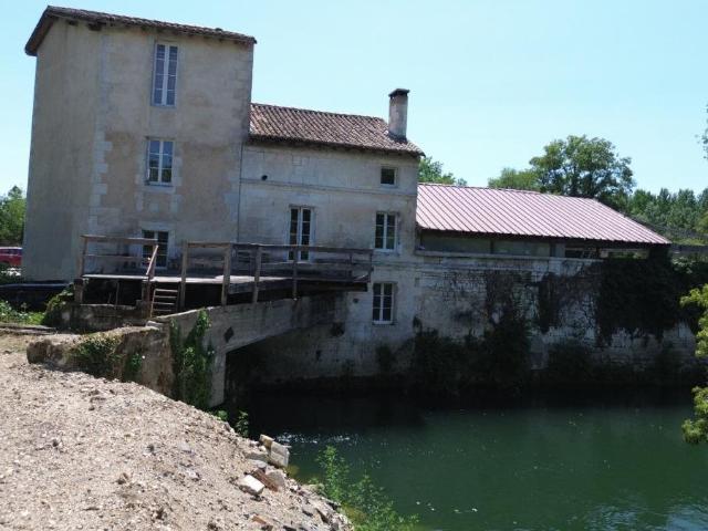 Moulin D'exception Sur La Charente Joyau Patrimonial Aux P. 210m² Vindelle