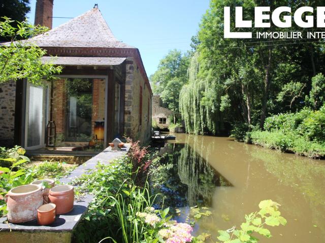 Moulin du XVIIe siècle avec gîte, chambres d'hôtes et terrain de camping, situé sur un terrain de 4,5 hectares
