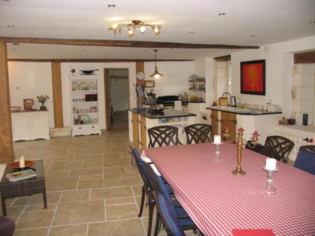 Moulin sur 2,4 ha avec piscine, tennis.
