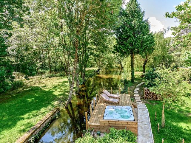 Un domaine au coeur de la nature, entre forêt et rivière 280m² Sancergues