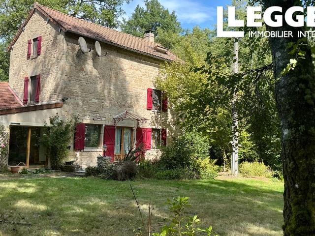 Moulin rénové situé sur un terrain entièrement privé de 1,5 ha, composé en partie de bois, partie de prairie
