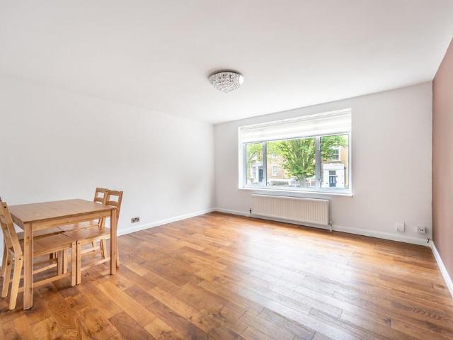 Mount Avenue, Ealing Broadway. 2 bed flat to rent £3,500 pcm £808 pw