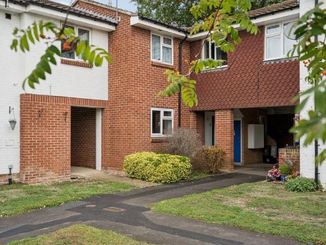 Mount Close, Farnham Common SL2 £1195. 1 bed apartment to rent £1,195 pcm £276 pw