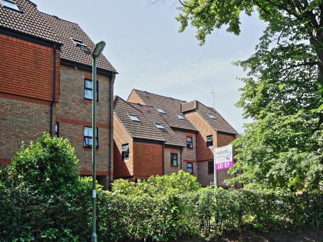 Mount Hermon Road, Woking GU22, 1 bed flat to rent, £1,300 pcm | PrimeLocation