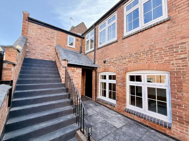 Mount Lane, Newark 2 bed mews to rent £1,000 pcm £231 pw