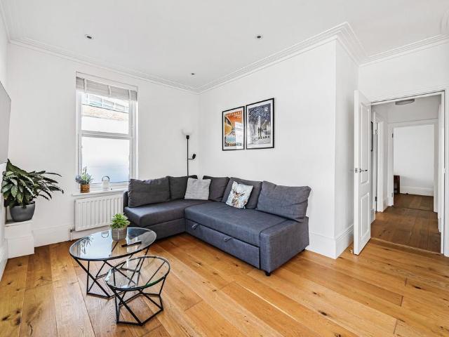 Mount Mews, Hampton, TW12 2 bed flat to rent £2,100 pcm £485 pw