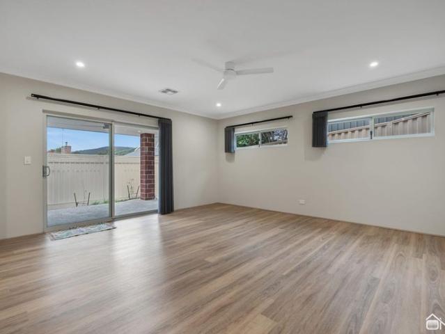 MOUNT NASURA 4x2 BEAUTIFULLY PRESENTED HOME HILLS LIVING AT ITS FINEST!
