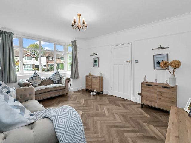 Mount Park Avenue, London, CR2 3 bed semi detached house to rent £2,500 pcm £577 pw