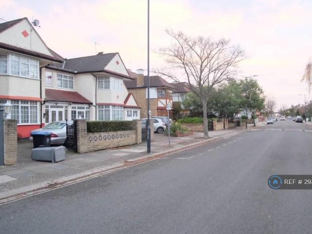 Mount Pleasant Road, London, NW10 4 bed semi detached house to rent £4,500 pcm £1,038 pw