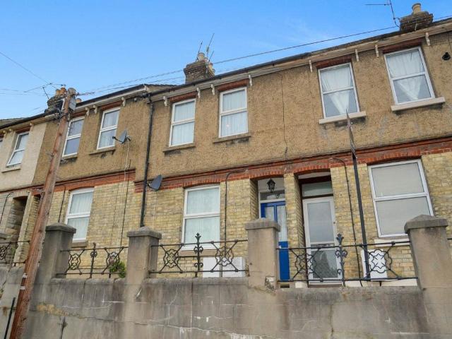 Mount Road, Chatham, Kent 2 bed house to rent £1,150 pcm £265 pw