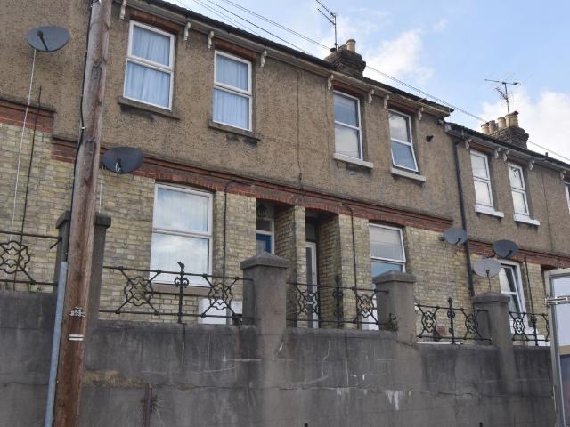 Mount Road, Chatham ME4, 3 bed terraced house to rent, £1,300 pcm | PrimeLocation