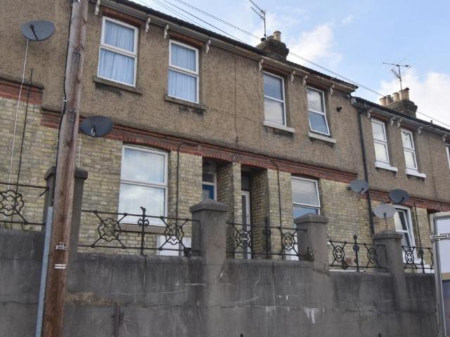 Mount Road, Chatham, ME4 3 bed terraced house to rent £1,250 pcm £288 pw