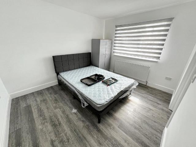 Mount Road, HAYES UB3 1 bed apartment to rent £1,050 pcm £242 pw