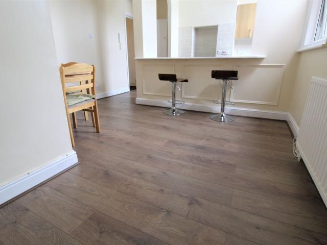 Mount Road, Hendon Central NW4, 2 bed flat to rent, £1,800 pcm | PrimeLocation