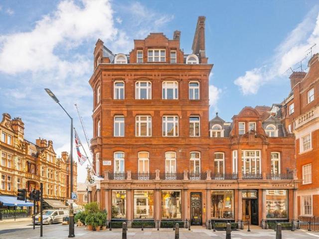 Mount Street, London W1K 2 bed flat to rent £11,917 pcm £2,750 pw