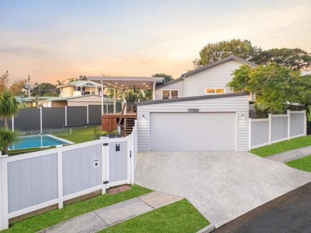 'Mountain View' | A Landmark Home in One of Chirn Park's Tightly Held Pockets