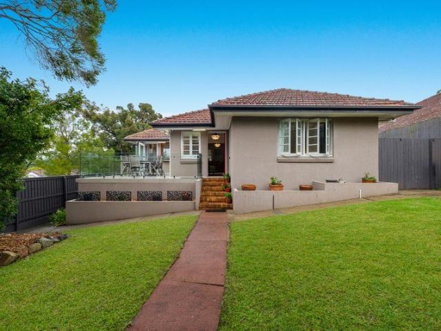Mountain Views and Effortless Entertaining | Elevated Ashgrove Charm