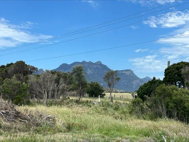 Mountain Views & Open Space Close to Amenities