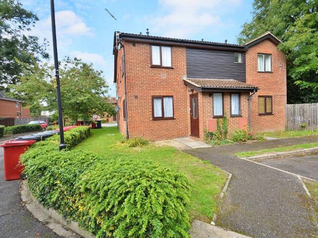 Mountbatten Close, Slough, Berkshire SL1, 1 bed flat to rent, £1,200 pcm | PrimeLocation