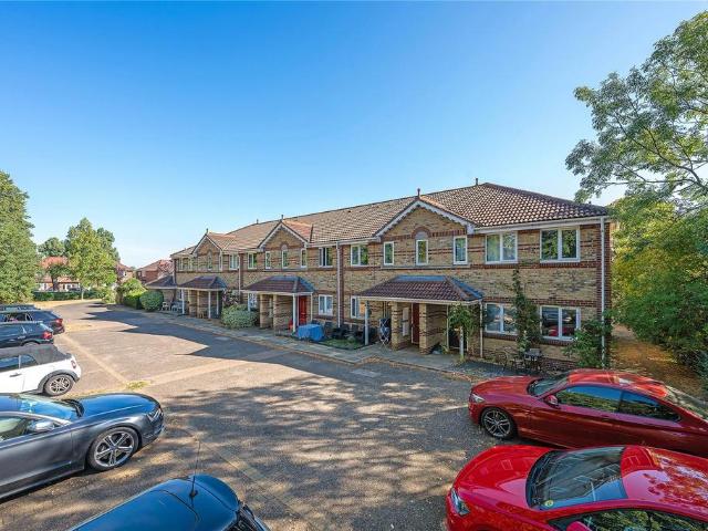 Mountbatten Gardens, Beckenham, BR3 2 bed flat to rent £1,800 pcm £415 pw