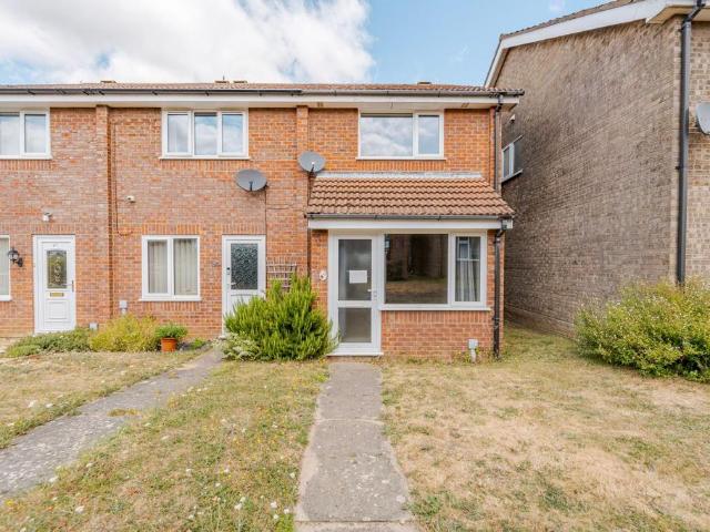 Mountbatten Road, Bungay 2 bed end of terrace house to rent £900 pcm £208 pw