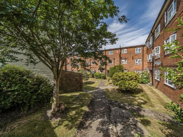 Mountfield Gardens Tunbridge Wells TN1 2 bed flat to rent £1,595 pcm £368 pw