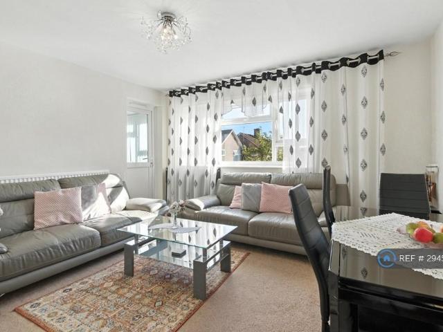 Mountfield Road, London, E6 3 bed flat to rent £2,300 pcm £531 pw