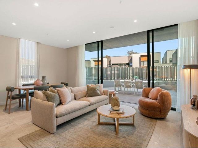 MOVE IN NOW | SPACIOUS TWO BEDROOM APARTMENT WITH PRIVATE COURTYARD