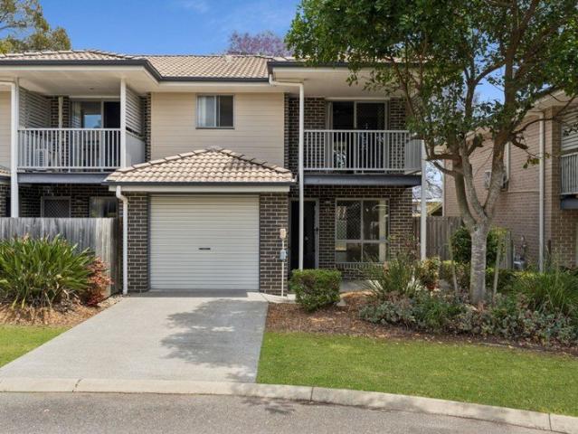 Move In Ready, Modern & Convenient Don't Miss This One!